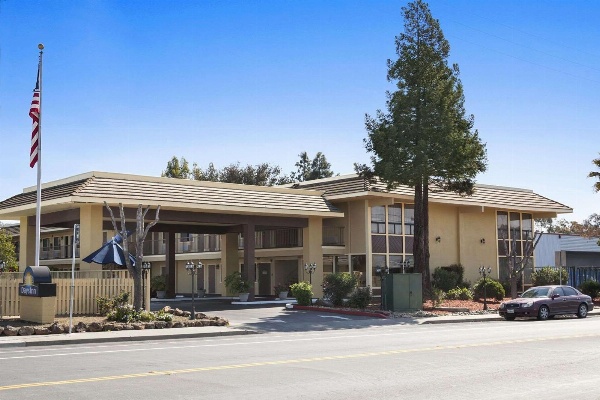 Days Inn by Wyndham Gilroy image 1