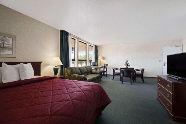 Days Inn by Wyndham Gilroy image 8